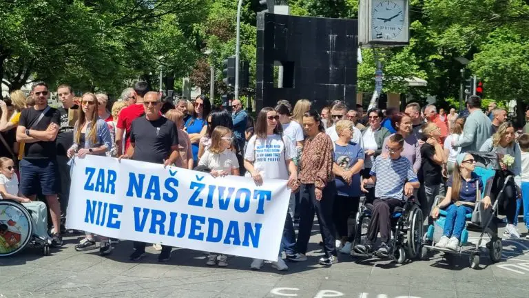 Ministarstvo zdravlja i socijalne zaštite RS o pravima roditelja njegovatelja