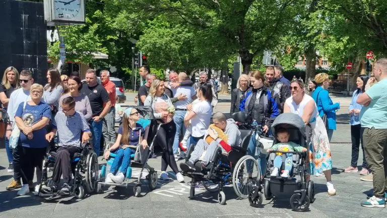 Roditelji njegovatelji u centru Banjaluke: Sramota je da svoja prava sa teško bolesnom djecom tražimo na ulici