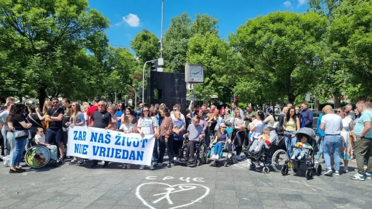 Roditelji-njegovatelji iz Banjaluke: Porodice djece sa poteškoćama u razvoju osuđene su same na sebe, nemamo adekvatnu podršku!