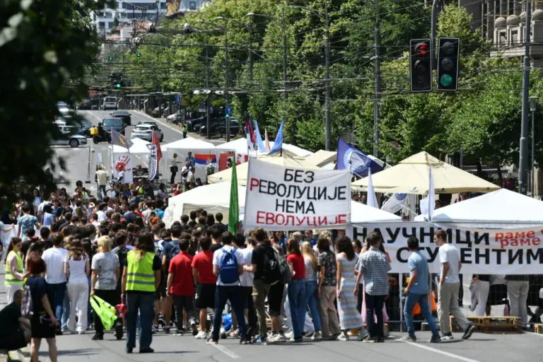 Profesori će 7 dana blokirati raskrsnicu ispred Vlade, a onda sledi radikalizacija protesta: “Poniženi smo, sad nema nazad”
