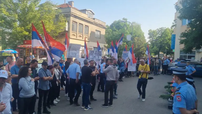 Pristalice i funkcioneri SDS-a pred sudom u Banjaluci, Miličeviću danas odlučuju o pritvoru (FOTO/VIDEO)