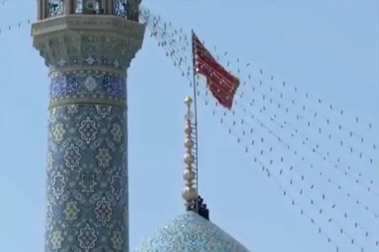 Iznad iranske džamije Jamkaran podignuta crvena zastava: To znači samo jedno
