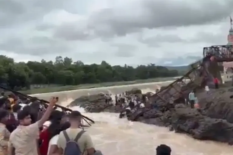 Srušio se most u Indiji dok su na njemu bili turisti, ima stradalih (VIDEO)