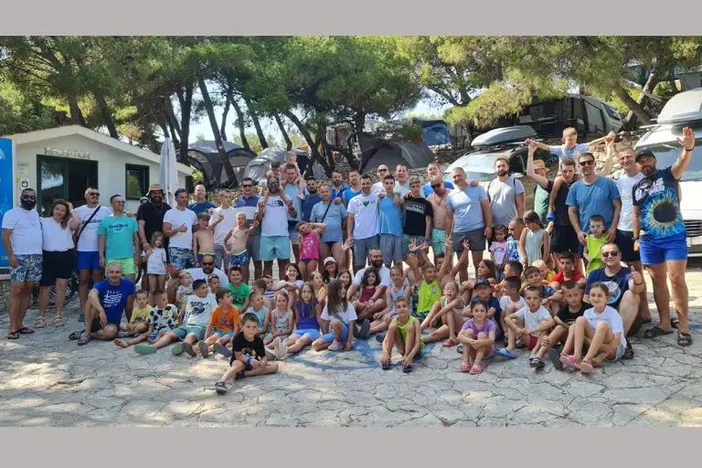 Neobičan kamp 30 tata i 50 djece iz Banjaluke na Murteru: “Mamama ulaz strogo zabranjen”
