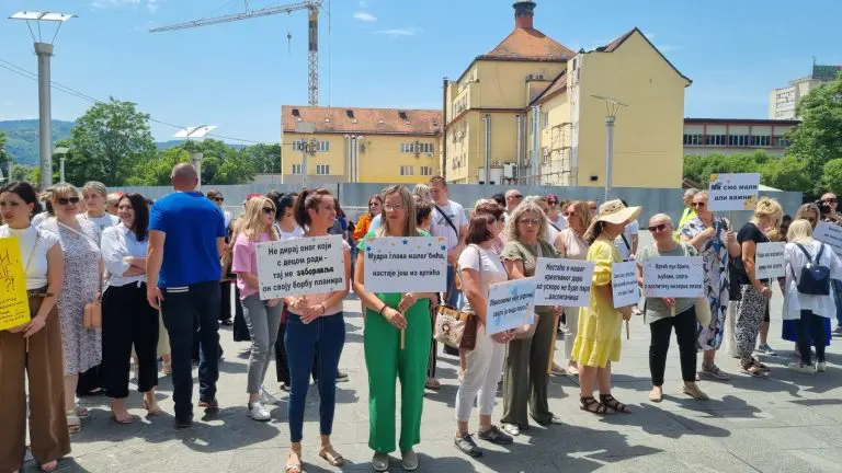 PROTEST RADNIKA VRTIĆA U BANJALUCI: „Obrazovanje nije jeftino, zašto je onda plata!?“