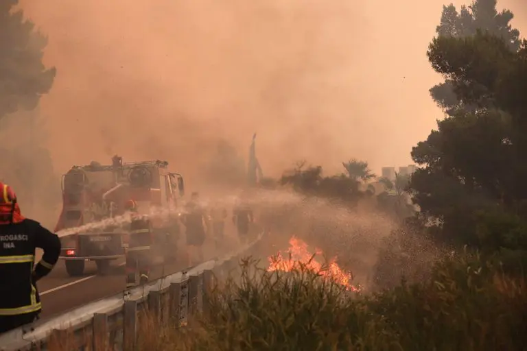 Hrvatska u plamenu: Vatru gasi 27 vatrogasaca i kanaderi