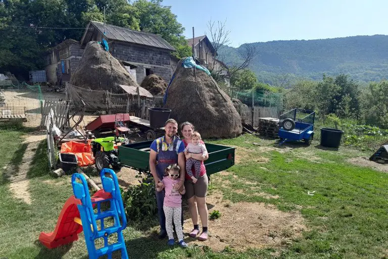 Mladi par iz Prisoja pravi domaći sir, uzgaja stoku i hranu bez hemije: Planiraju širenje imanja, ali ih muči jedan veliki problem