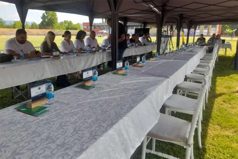 Šou na plus 35: Teslićki parlament zasjeda na stadionu