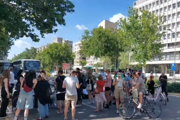 Kolaps u Novom Sadu: Blokade kod NIS-a i Prekršajnog suda potpuno zaustavile saobraćaj