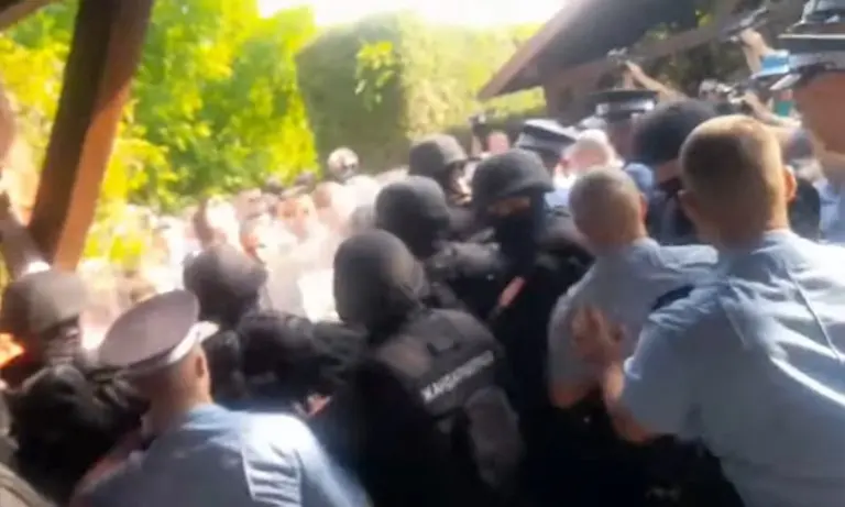 Zahtjevaju da ga vide: Naguravanje s policijom ispred kuće Milana Miličevića (VIDEO)