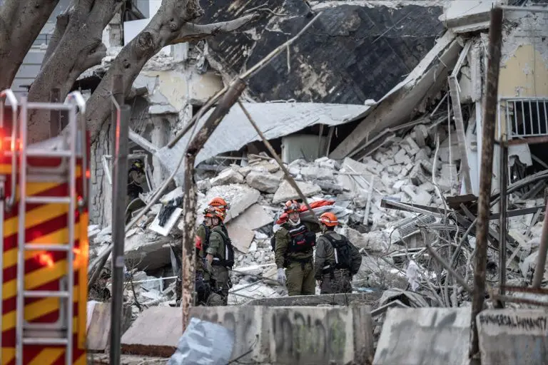 Spasilački timovi pretražuju ruševine nakon iranskog napada na Tel Aviv (FOTO)