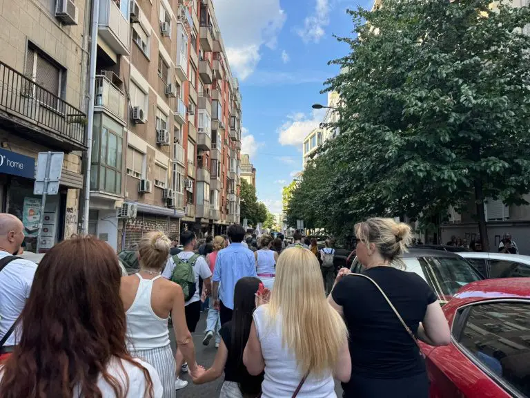 PROTEST U BEOGRADU: Slavija krcata, rijeke ljudi pristižu VIDEO