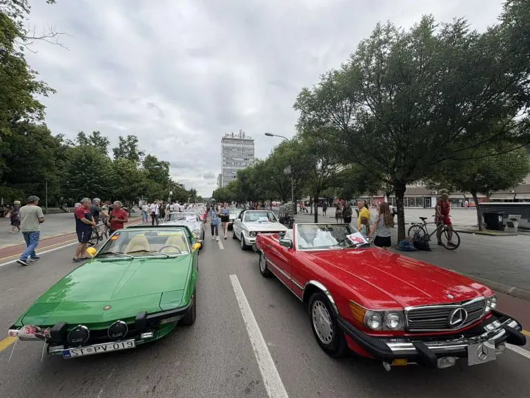 Defile oldtajmera oduševio Banjalučane (VIDEO)