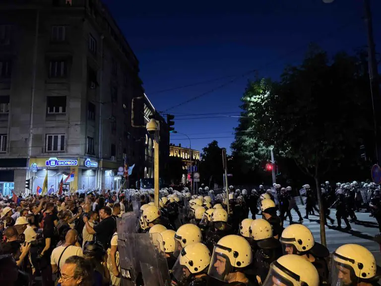 Napeto je kod Ćacilenda, odjekuju topovski udari: Došlo i do prvog sukoba sa policijom