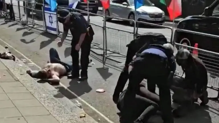 Opšta tuča ispred ambasade u Londonu: Sijevale pesnice, nekoliko ljudi teško povrijeđeno