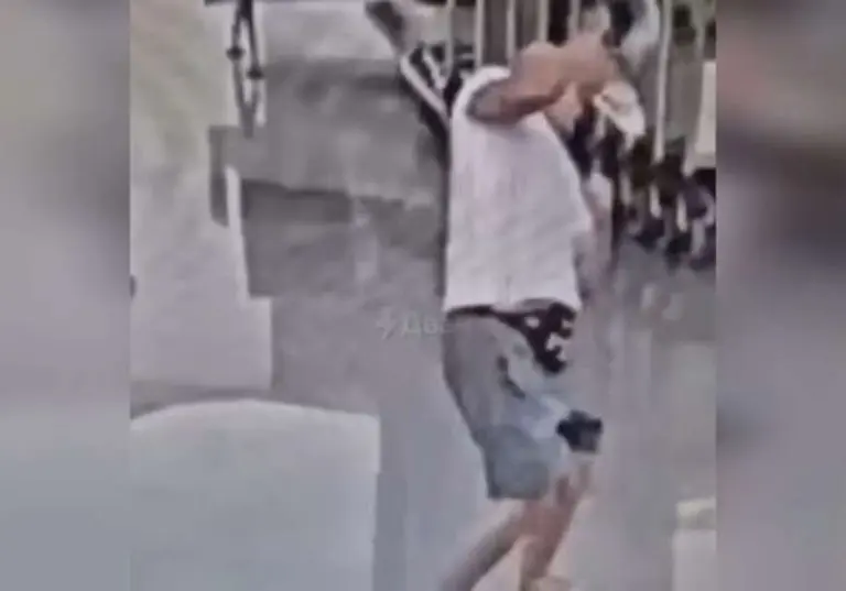 Nadrogirani monstrum na aerodromu NAPAO DIJETE (2) iz Irana i svom snagom ga bacio na pod, dječak je u komi! (UZNEMIRUJUĆI VIDEO)