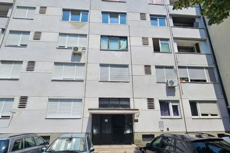 Tri mjeseca mrtva u stanu: Nesnosan smrad, crvi i strah od zaraze muče cijelu zgradu u Banjaluci