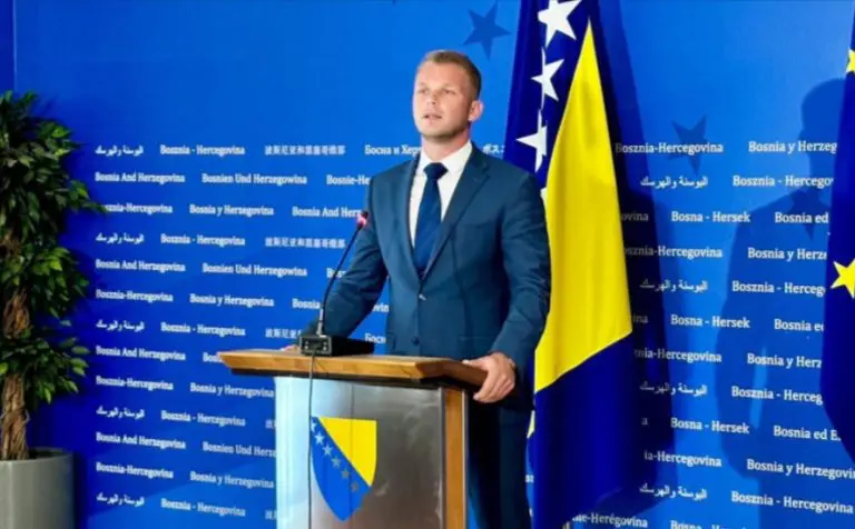 Stanivuković Dodiku: Podvucite crtu, vrijeme je