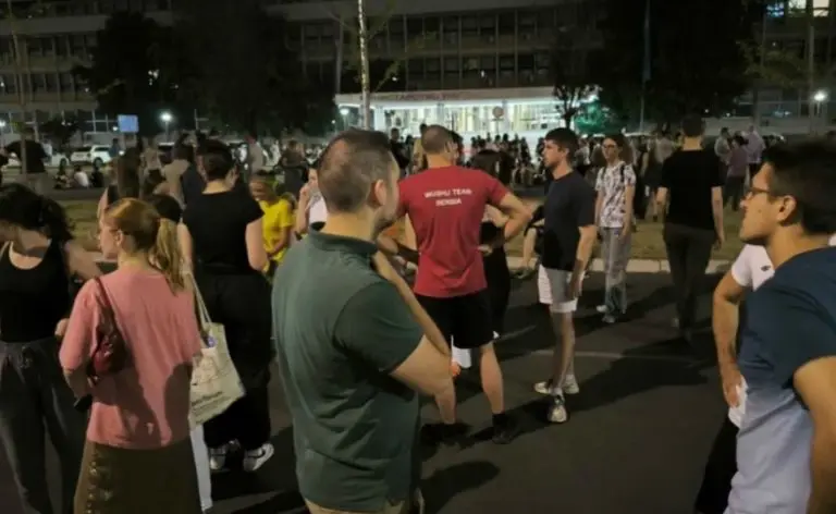 „Stefana Tomića terete za terorizam i rušenje ustavnog poretka“: Policija odvela studenta, građani protestovali