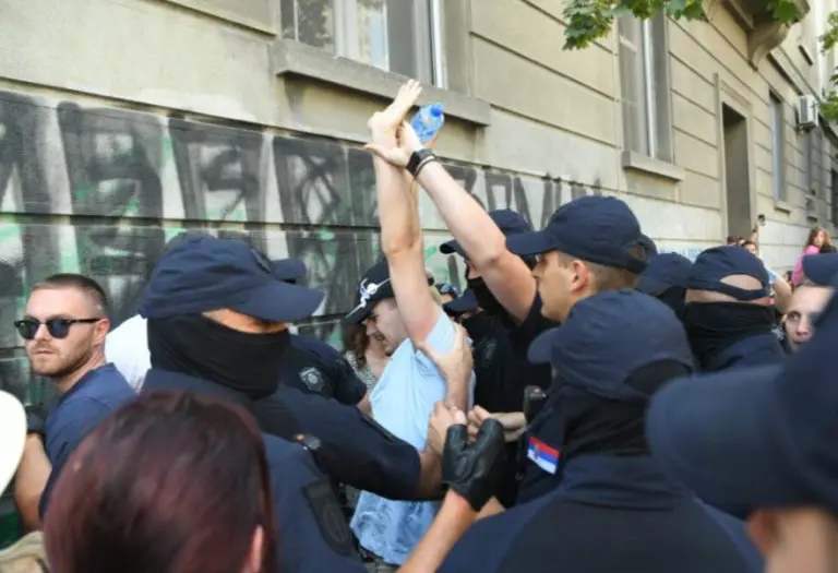 Hapse se građani u Zemunu, policija sa fantomkama ubacuje ljude u maricu