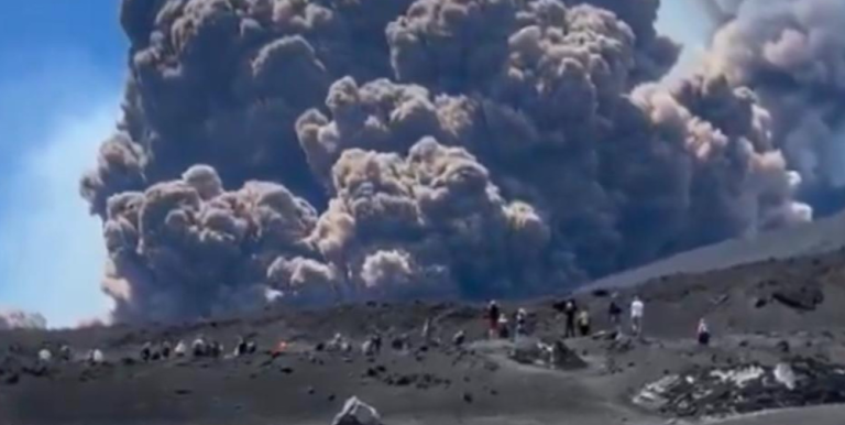 Erupcija Etne, turisti u panici VIDEO