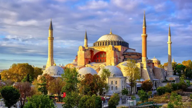 Turski istoričar upozorio: Postoji opasnost od urušavanja Aja Sofije