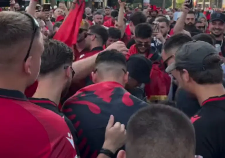 Tenzije na vrhuncu: Albanski navijači ZAPALILI SRPSKU ZASTAVU, poznati novinar objavio snimak