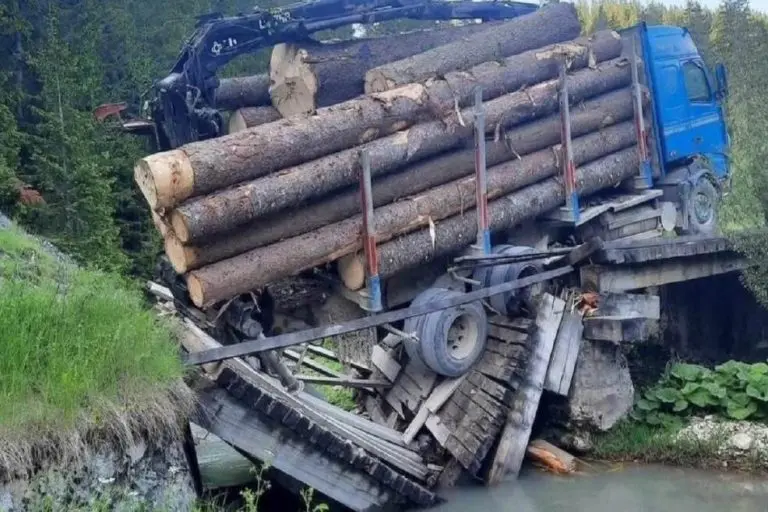 Prepolovio se pod teretom: Kamion prepun balvana srušio most na Vlašiću