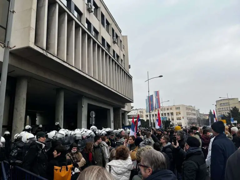 Građani i studenti blokirali zgradu Skupštine u Novom Sadu, policija ih odgurivala