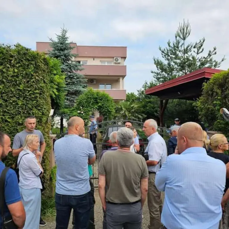 SDS: “Miličević je u svojoj kući, ispred protest građana”
