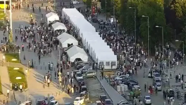 Dvostruki protest u Beogradu: Građani i studenti ispred RIK-a, kontra-skup kod Skupštine