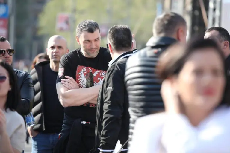 Na „književno veče“ stigao i Vladimir Mandić: Kreće se ka šatorima u Pionirskom parku