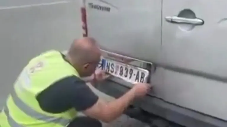 Policija isključila prevoznika koji je besplatno vozio studente na protest: Skidali tablice, prijetili hapšenjem