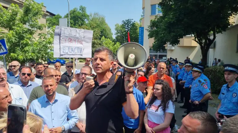 Govor NEBOJŠE VUKANOVIĆA ispred Okružnog suda u Banjaluci: Sluge mafije! (VIDEO)