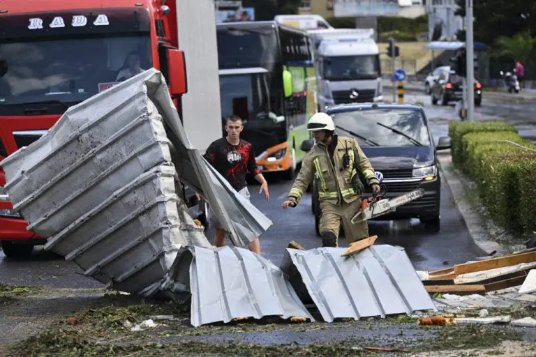 Split pogođen snažnom olujom: Povrijeđeni građani, oštećen stadion, trajekti udarali u brodove
