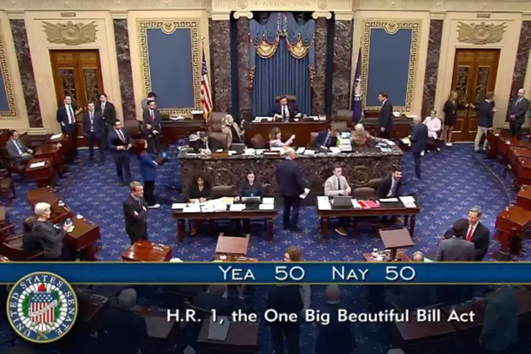 Tijesno izglasan Trampov “veliki prekrasan” zakon koji je razbjesnio Maska