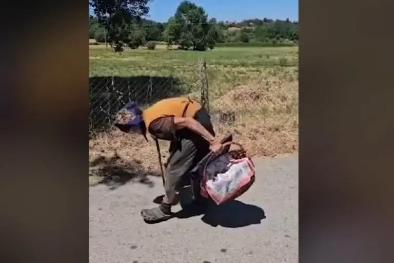 Snimak rasplakao Srbiju: Baka (78) se hrabro bori da prehrani bolesnog sina (VIDEO)