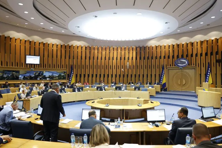 Delegati stigli do smjena kadrova SNSD-a i “Viaducta” pa stali