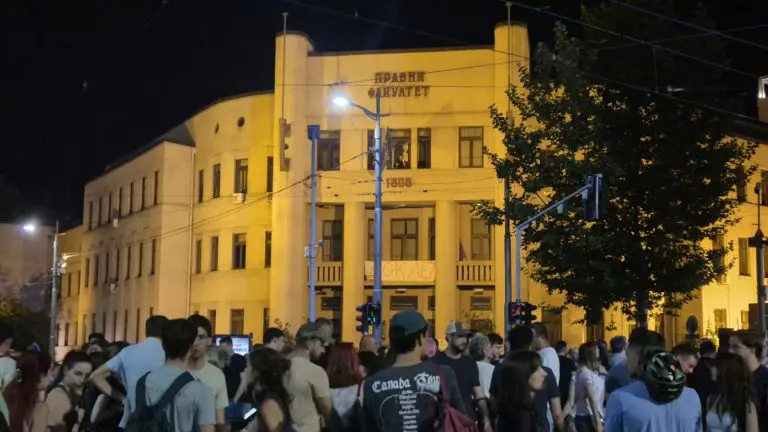 Arhiv javnih skupova objavio koliko je ljudi sinoć bilo kod Pravnog fakulteta u Beogradu