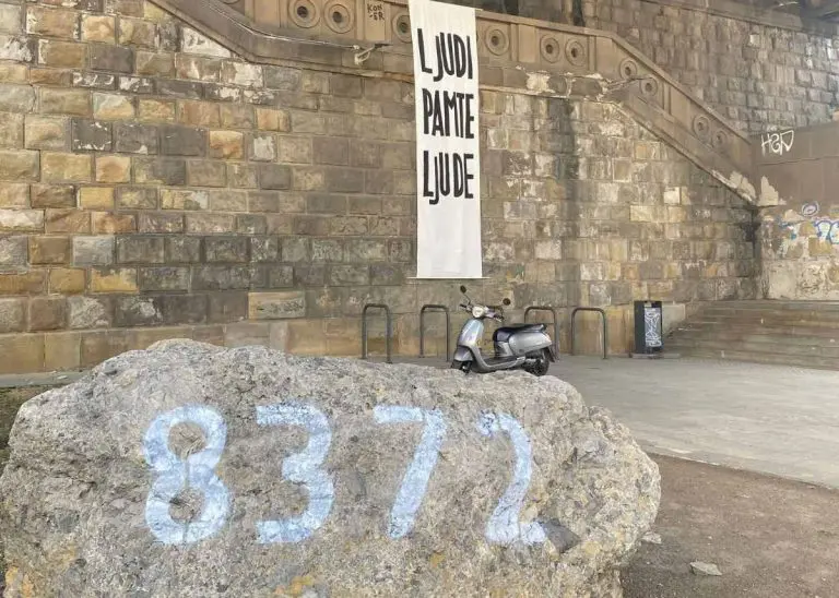 Beograd: Postavljen kamen-spomenik za žrtve genocida u Srebrenici