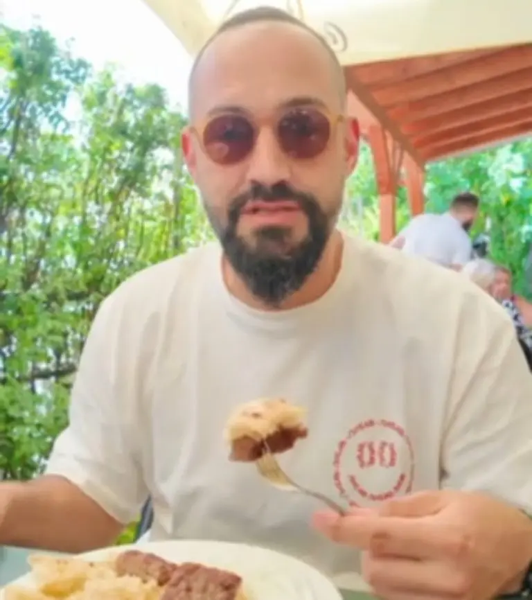 Marko Louis u Banjaluci: Uživao u ćevapima i pozvao publiku na koncert na Kastelu