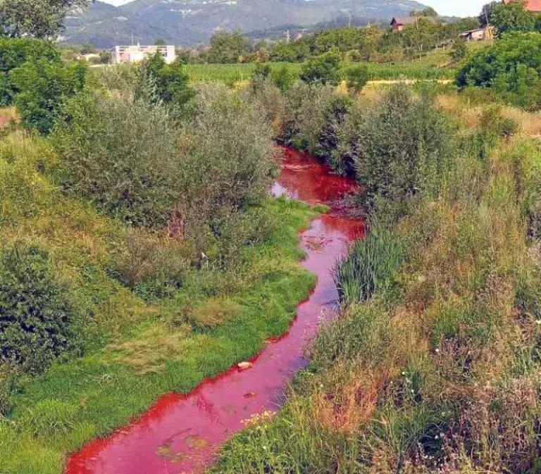 Zagađenje rijeke Sapne: Crveni mulj iz “Nove Alumine” dospio u vodu, ko je odgovoran?