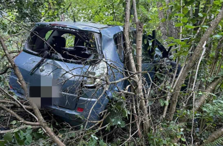 Automobil sletio u provaliju u Banjaluci, povrijeđena dva maloljetnika