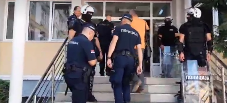Sedmo hapšenje u Užicu, građani se okupili ispred stanice i pozivaju policiju da skine šljemove