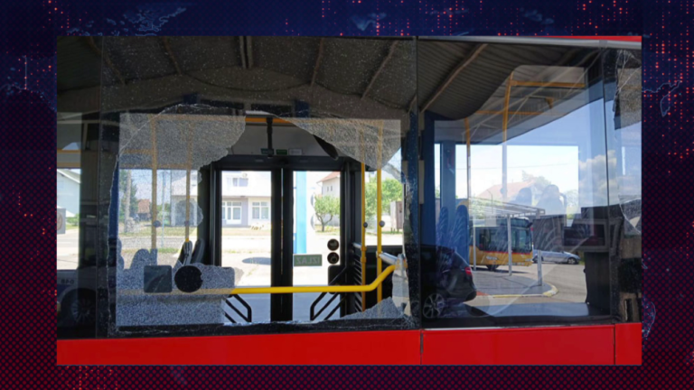 Kamenovan autobus sa djecom SKUD-a iz Krepšića kod Brčkog