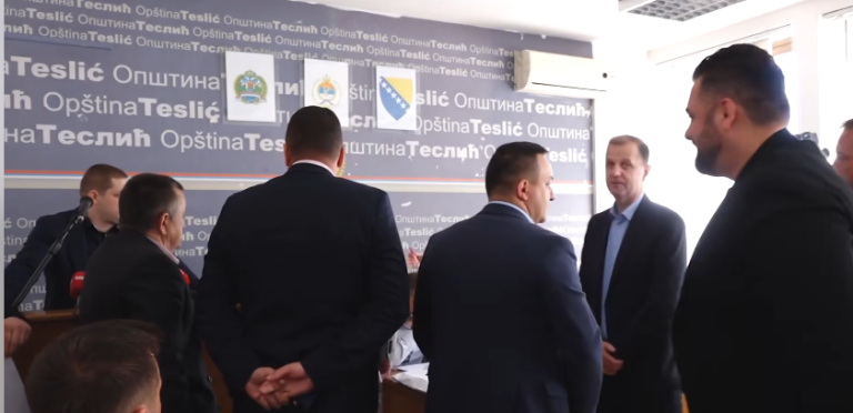 Nastavlja se drama u Tesliću: Škrebić zove policiju, ne daju mu ući u kancelarije
