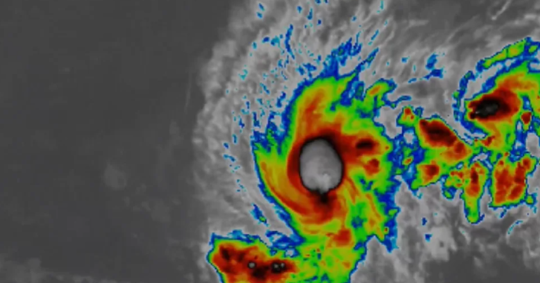 Kataklizmično u dijelovima Amerike: Prvi udari već nanijeli veliku štetu, voda prodire sve dublje na kopno