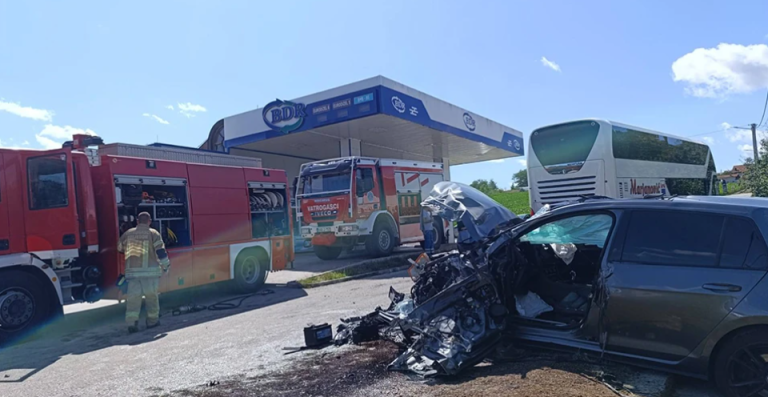 Teška saobraćajna nesreća: Sudar autobusa i automobila, vozač hitno prevezen na UKC (FOTO)