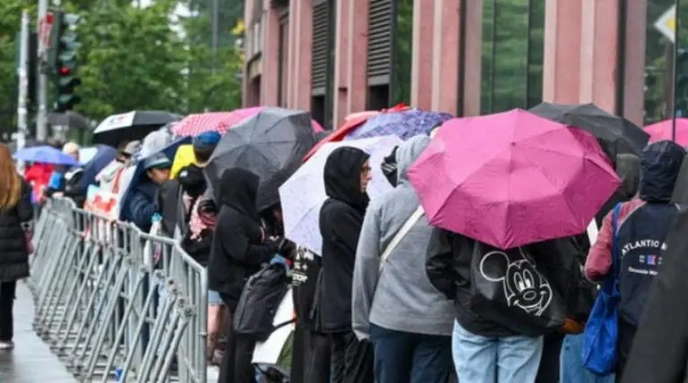 Ljudi satima čekali ispred prodavnice na kiši da kupe Labubu