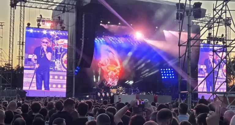 Guns N’ Roses zapalili Ušće trosatnim rokenrol spektaklom (FOTO)